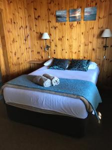 Hoopoe log cabin客房内的一张或多张床位