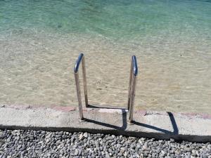 蒂瓦特Olea的沙滩椅,坐在靠近水面的沙滩上