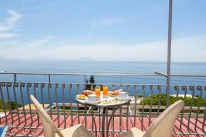阿马尔菲洛坎达阿玛尔菲海岸酒店的阳台上的餐桌和食物