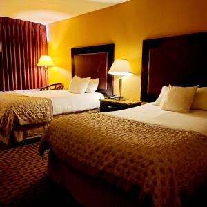 博登镇Town Inn的两张床位于带黄色墙壁的酒店客房