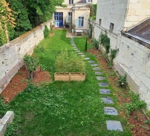 索米尔HISTOIRE DE LOIRE - La Maison的一座空旷的后院,花园内种有植物,设有围栏
