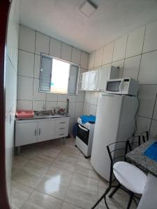 圣托梅-达斯莱特拉斯Apartamento avenida 06的一间带冰箱和水槽的小厨房