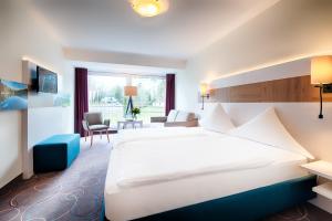 格罗尔斯泰因斯塔卢斯海景酒店的酒店客房设有一张大床和一间客厅。