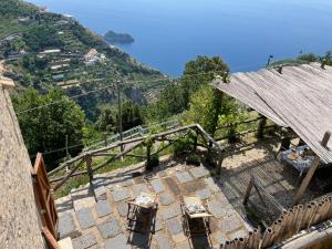 弗洛里Il Nido Del Falco - Art house with terrace and sea view的海景建筑的顶部景观