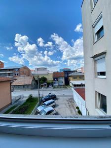 布戈伊诺Apartment Lamele Bugojno的从停车场停放的汽车窗户上可欣赏到风景