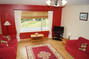布恩贝格Apartment No. 3 Bunbeg的客厅设有红色的墙壁和窗户