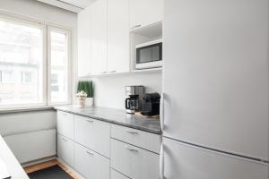 于韦斯屈莱City Star的厨房配有白色橱柜和冰箱。