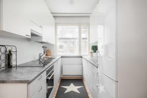 于韦斯屈莱City Star的地板上铺有星空地毯的白色厨房