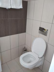 阿凡杜gym apartments的浴室位于隔间内,设有白色卫生间。