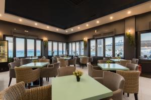 斯派赛斯科林密斯酒店的餐厅设有桌椅和窗户。