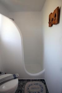 斯特尼瓦拉阿奥索斯Christou Homes的白色的浴室设有卫生间和地毯。