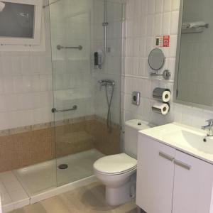 帕格拉Apartamentos Carabela II的带淋浴、卫生间和盥洗盆的浴室