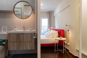 卡拉马塔Scala_Apartment的浴室设有床、水槽和镜子