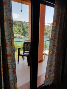 尤塔哈Villa Persik的客房设有带椅子的窗户,享有美景。