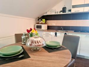 奥古林Apartment Marin的厨房配有带绿色菜肴的木桌