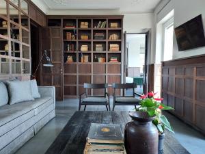 切尔诺比奥卡萨圣斯特凡诺旅馆的客厅配有沙发和桌子