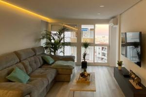 内尔哈PRECIOSO APARTAMENTO A ESTRENAR EN CENTRO DE NERJA的客厅配有沙发和桌子