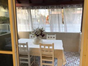 特拉维夫Villa Tlv רחוב הירקון 27 תל אביב的一张餐桌,上面有花瓶