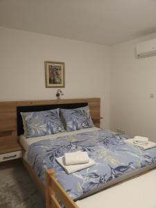 斯普利特梅亚公寓的一间卧室配有一张带木制床头板的床