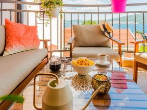 Cicciobello Lux Apartment Baošići with stunning sea view的休息区