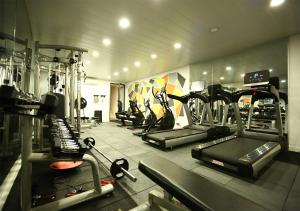 贝鲁特巴黎人酒店的一间健身房,里面配有几台跑步机