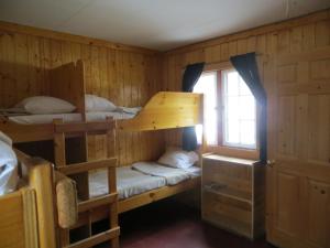 萨斯喀彻温河渡口HI Rampart Creek - Hostel的客房设有两张双层床和一扇窗户。