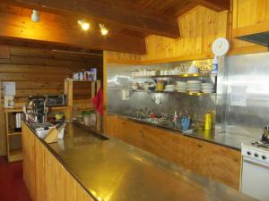 卡纳纳斯基斯村HI Kananaskis Wilderness - Hostel的厨房配有不锈钢台面