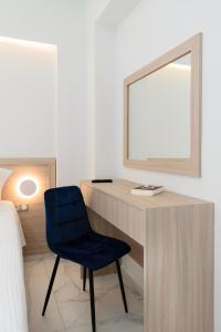 干尼亚Katakis LuxuryVillas的一张带镜子的桌子和一张蓝色椅子