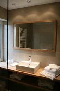 Aische-en-Refail拉查布雷达科特住宿加早餐旅馆的浴室设有白色水槽和镜子