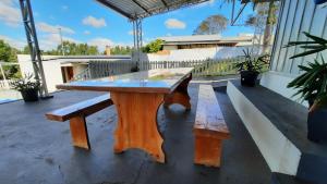 坎普莫朗Pousada Recriare的天井上的木乒乓球桌和长凳