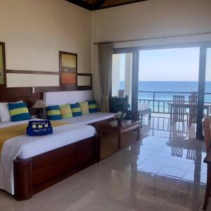 艾湄湾Meditasi Bungalows & Villas的一间带两张床的卧室,享有海景