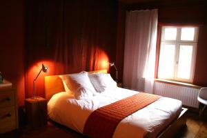 Aische-en-Refail拉查布雷达科特住宿加早餐旅馆的一间卧室设有一张床、一个窗口和一盏灯