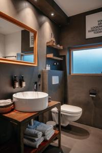 路德斯塔德·威特比Designapartment的一间带水槽、卫生间和镜子的浴室
