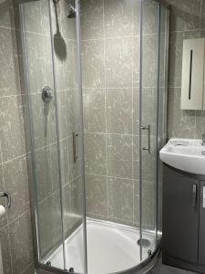 布莱克浦桑福德长廊酒店的带淋浴和盥洗盆的浴室