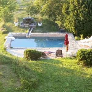马藏Mas de "La Garcine"的院子里的游泳池,上面有毛巾