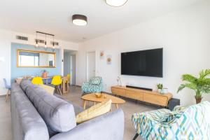 纳哈里亚Stunning 4-bedroom Apartment Next to Achziv Beach by Sea N' Rent的带沙发和平面电视的客厅