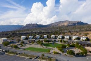 Dār SawdāʼJebel Shams Resort منتجع جبل شمس的享有度假胜地的空中景致,以山脉为背景
