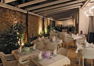 戛纳HOTEL PALM BEACH的一间设有白色桌椅的用餐室