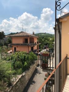 RoccamoriceLocanda della Corte的房屋的阳台享有风景。