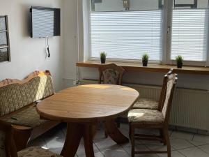 施马伦贝格Sauerland-Relax的窗户间里的一张木桌和椅子