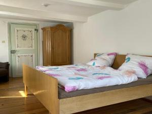 施马伦贝格Sauerland-Relax的床上配有粉色和白色床单和枕头