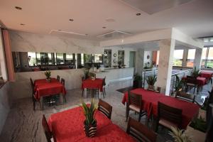 波尔托罗Pension Silvia的餐厅设有红色的桌椅和柜台