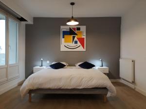 Appartement tout confort 2 chbres - 72m2 - avec terrasse et vue Pyrénées客房内的一张或多张床位