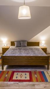 德尔吉切Vadkert Vendégház的一间卧室配有一张带地毯的木床