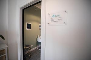 佩斯基耶拉德加达Bru Rooms的门通往墙上有标志的房间