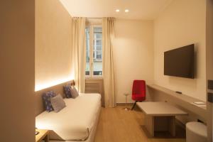 贝加莫Locanda Cavour的酒店客房,配有一张床和一张红色椅子