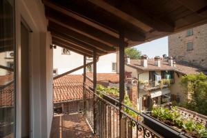 贝加莫Locanda Cavour的享有建筑景致的阳台