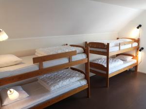 Trysunda Vandrarhem & Skärgårdscafé的带三张双层床和白色毛巾的客房