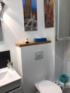尼斯妮莎拉贝拉公寓的浴室配有白色卫生间和盥洗盆。