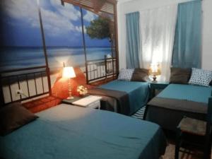 兰卡Camino de Santiago Guesthouse的客房设有两张床和一个海景阳台。